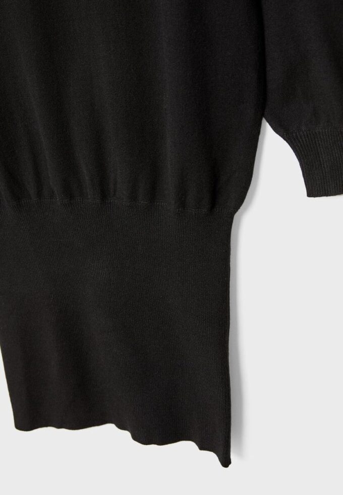 Kurzes Strickkleid mit U-Boot-Ausschnitt