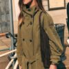 Kurzes Trenchcoat mit hohem Kragen Kurzes Trenchcoat mit hohem Kragen