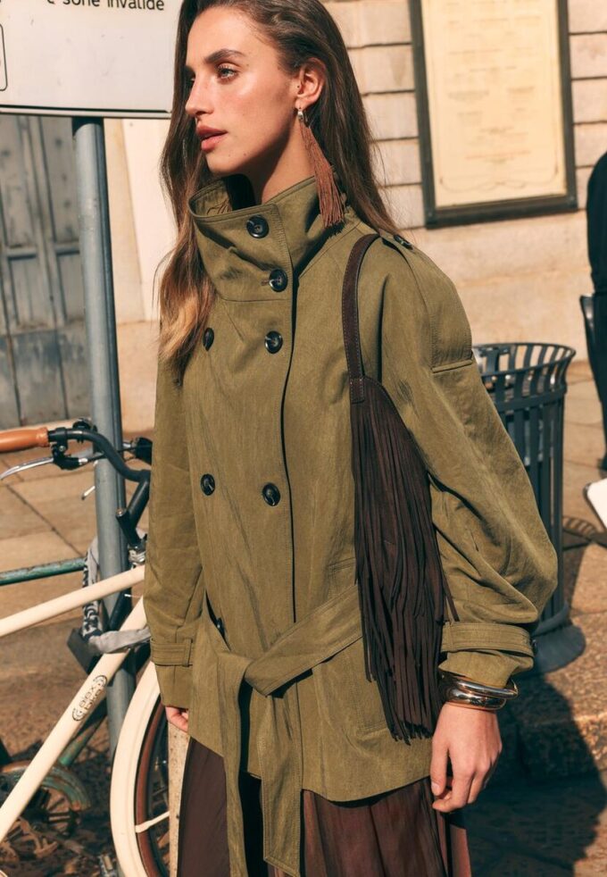 Kurzes Trenchcoat mit hohem Kragen Kurzes Trenchcoat mit hohem Kragen