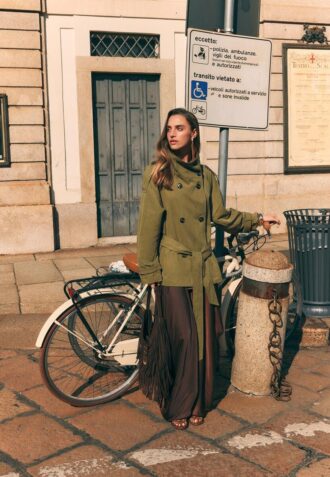 Kurzes Trenchcoat mit hohem Kragen