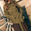 Kurzes Trenchcoat mit hohem Kragen Kurzes Trenchcoat mit hohem Kragen