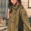 Kurzes Trenchcoat mit hohem Kragen Kurzes Trenchcoat mit hohem Kragen