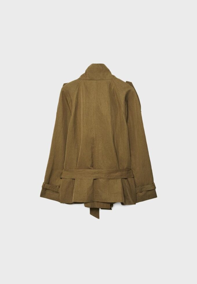 Kurzes Trenchcoat mit hohem Kragen Kurzes Trenchcoat mit hohem Kragen
