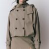 Kurzes Trenchcoat mit Puffärmeln und abnehmbarer Kapuze Kurzes Trenchcoat mit Puffärmeln und abnehmbarer Kapuze