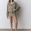 Kurzes Trenchcoat mit Puffärmeln und abnehmbarer Kapuze Kurzes Trenchcoat mit Puffärmeln und abnehmbarer Kapuze