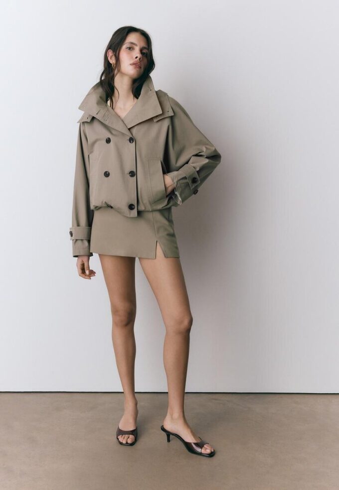 Kurzes Trenchcoat mit Puffärmeln und abnehmbarer Kapuze Kurzes Trenchcoat mit Puffärmeln und abnehmbarer Kapuze