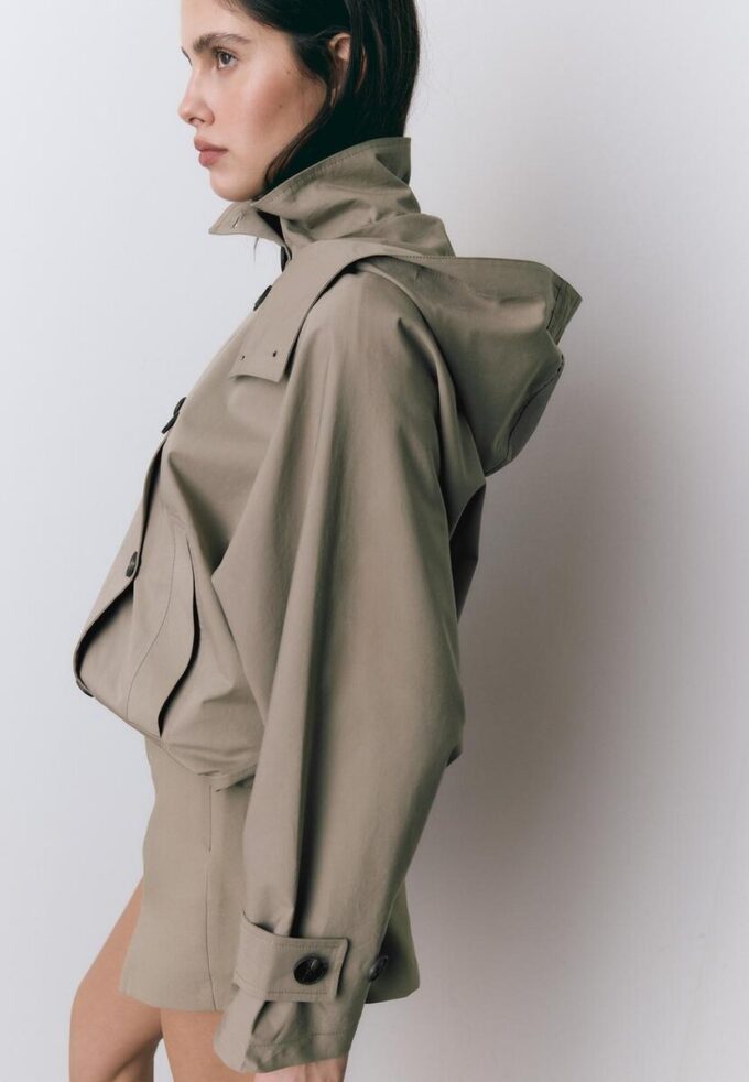 Kurzes Trenchcoat mit Puffärmeln und abnehmbarer Kapuze Kurzes Trenchcoat mit Puffärmeln und abnehmbarer Kapuze