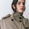 Kurzes Trenchcoat mit Puffärmeln und abnehmbarer Kapuze Kurzes Trenchcoat mit Puffärmeln und abnehmbarer Kapuze