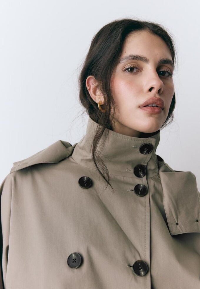 Kurzes Trenchcoat mit Puffärmeln und abnehmbarer Kapuze Kurzes Trenchcoat mit Puffärmeln und abnehmbarer Kapuze