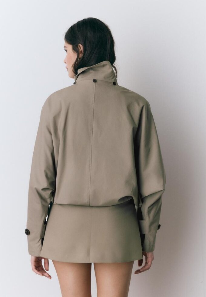 Kurzes Trenchcoat mit Puffärmeln und abnehmbarer Kapuze Kurzes Trenchcoat mit Puffärmeln und abnehmbarer Kapuze