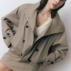 Kurzes Trenchcoat mit Puffärmeln und abnehmbarer Kapuze Kurzes Trenchcoat mit Puffärmeln und abnehmbarer Kapuze
