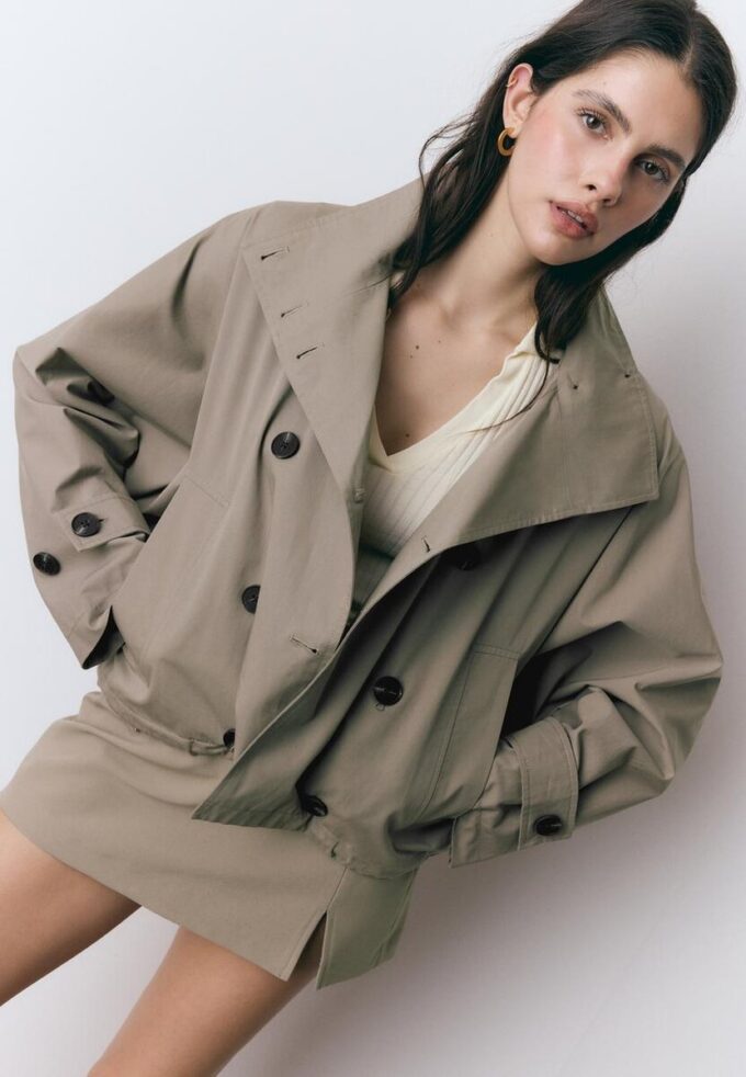 Kurzes Trenchcoat mit Puffärmeln und abnehmbarer Kapuze Kurzes Trenchcoat mit Puffärmeln und abnehmbarer Kapuze