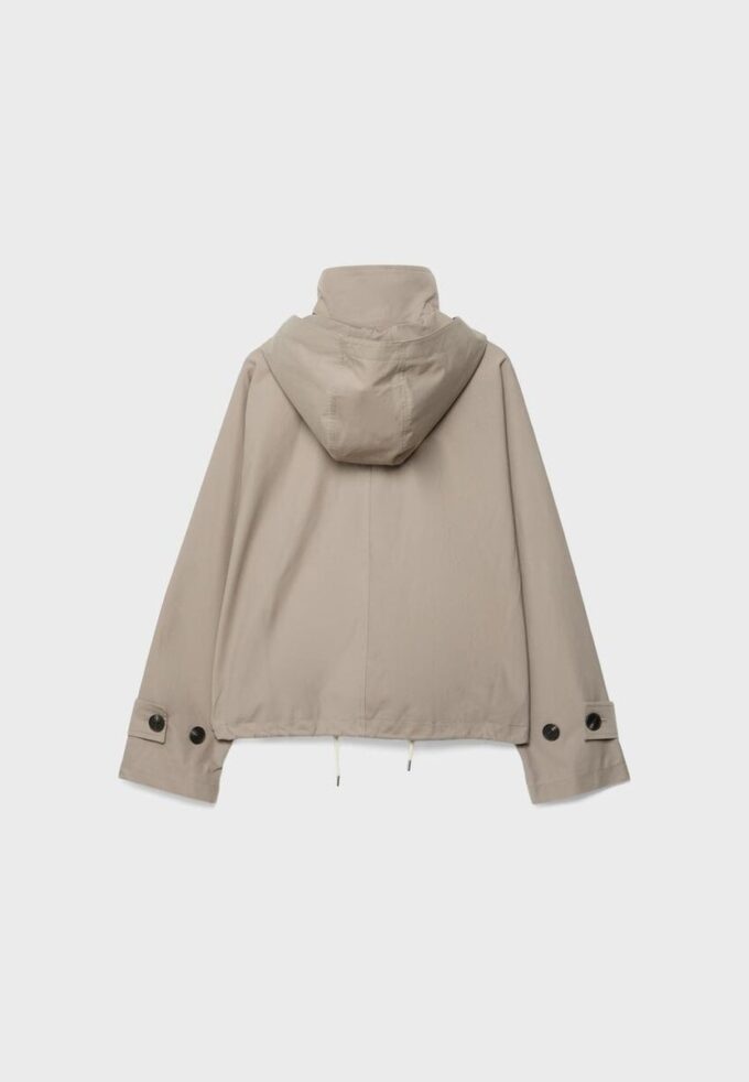 Kurzes Trenchcoat mit Puffärmeln und abnehmbarer Kapuze Kurzes Trenchcoat mit Puffärmeln und abnehmbarer Kapuze