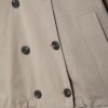 Kurzes Trenchcoat mit Puffärmeln und abnehmbarer Kapuze Kurzes Trenchcoat mit Puffärmeln und abnehmbarer Kapuze