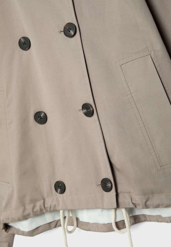 Kurzes Trenchcoat mit Puffärmeln und abnehmbarer Kapuze Kurzes Trenchcoat mit Puffärmeln und abnehmbarer Kapuze