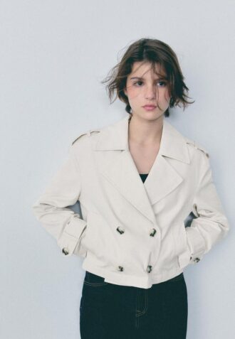 Kurzes Zweireihiger Trenchcoat Kurzes Zweireihiger Trenchcoat