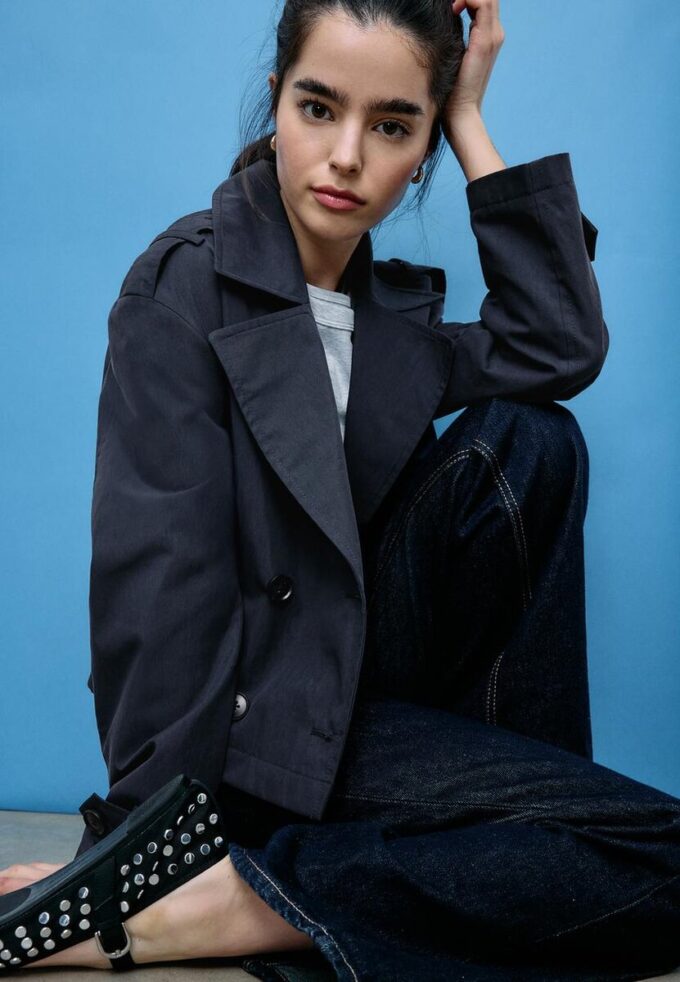 Kurzes Zweireihiger Trenchcoat Kurzes Zweireihiger Trenchcoat