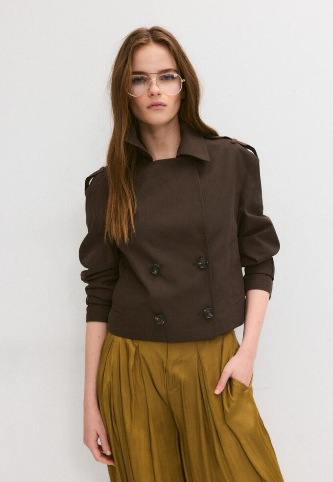 Kurzes Zweireihiger Trenchcoat Kurzes Zweireihiger Trenchcoat