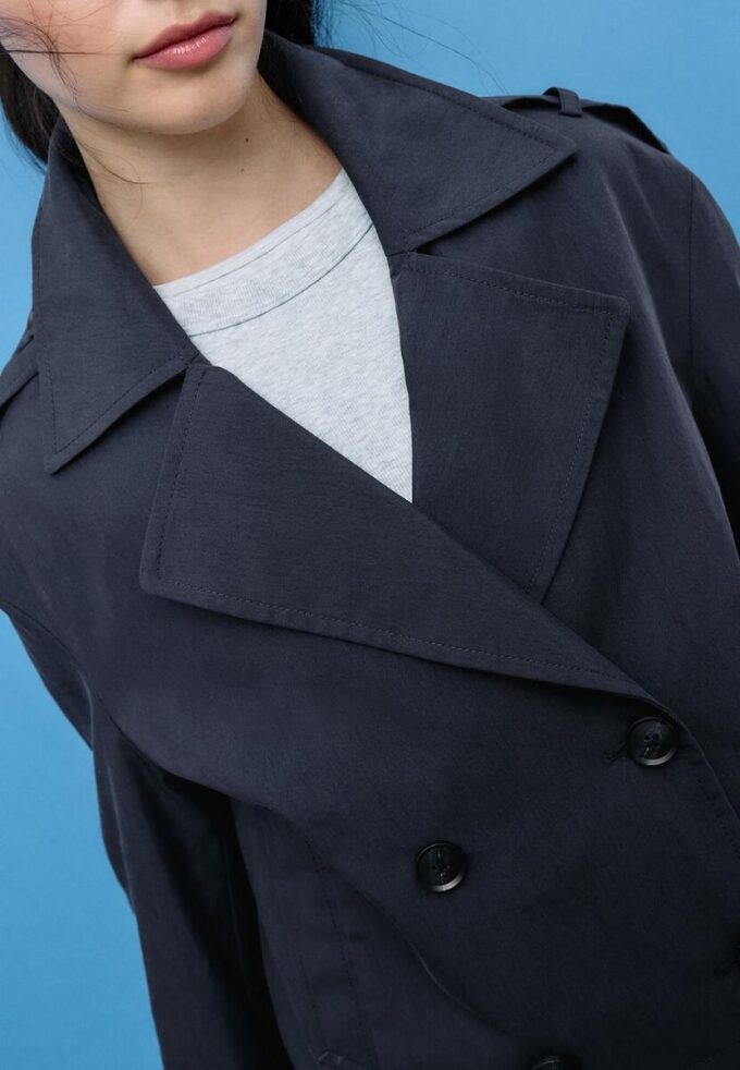 Kurzes Zweireihiger Trenchcoat Kurzes Zweireihiger Trenchcoat