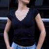 Kurzärmeliges T-Shirt mit V-Ausschnitt und Spitze
