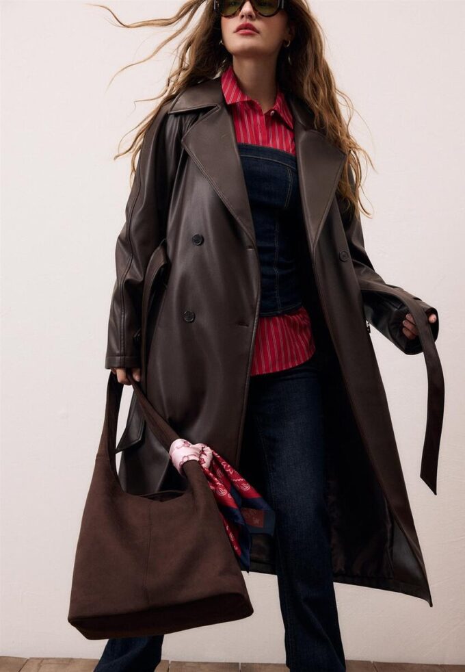 Langer Trenchcoat aus Kunstleder Langer Trenchcoat aus Kunstleder