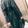 Langer Trenchcoat aus Kunstleder Langer Trenchcoat aus Kunstleder