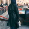 Langer Trenchcoat aus Kunstleder Langer Trenchcoat aus Kunstleder
