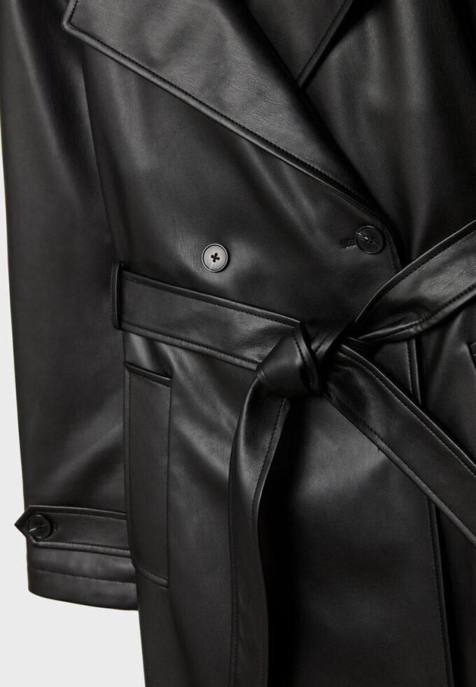 Langer Trenchcoat aus Kunstleder Langer Trenchcoat aus Kunstleder