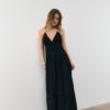 Langes Crêpe-Kleid mit Perlenverzierten Trägern Langes Crêpe-Kleid mit Perlenverzierten Trägern