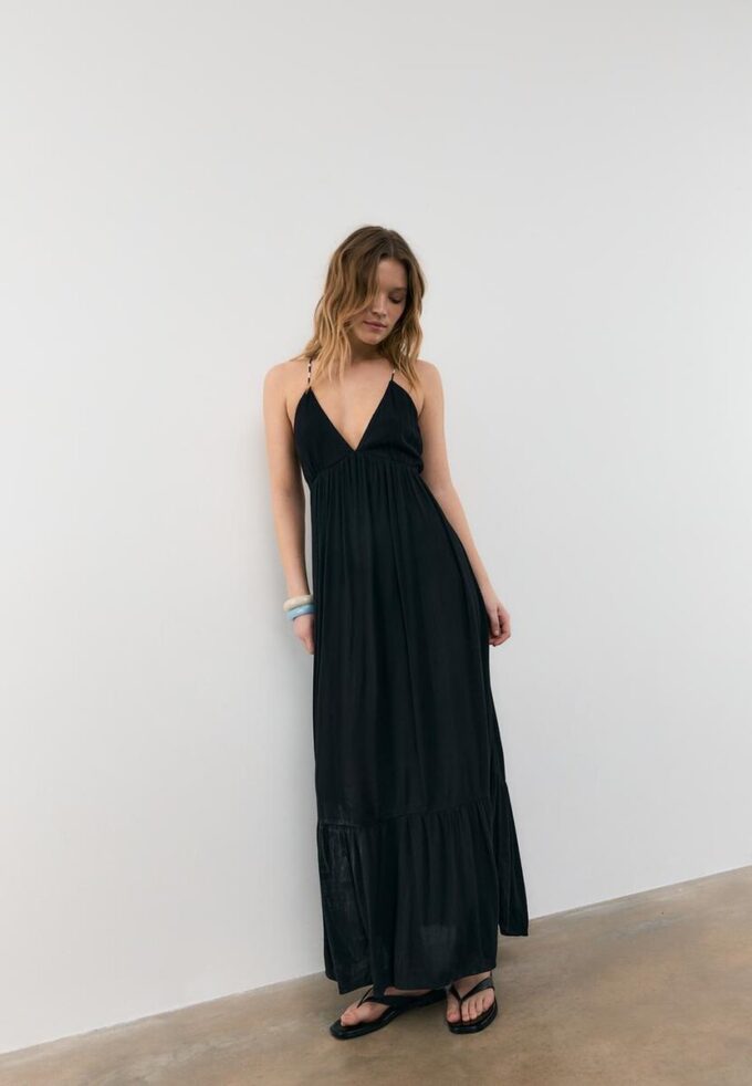 Langes Crêpe-Kleid mit Perlenverzierten Trägern Langes Crêpe-Kleid mit Perlenverzierten Trägern