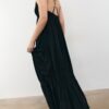 Langes Crêpe-Kleid mit Perlenverzierten Trägern Langes Crêpe-Kleid mit Perlenverzierten Trägern