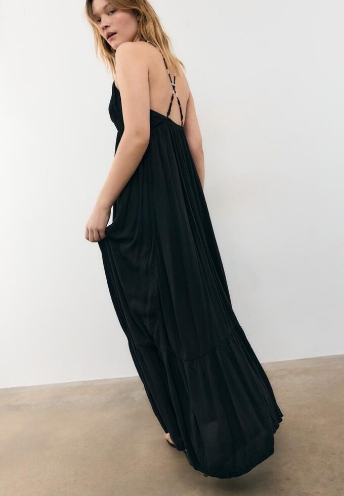 Langes Crêpe-Kleid mit Perlenverzierten Trägern Langes Crêpe-Kleid mit Perlenverzierten Trägern