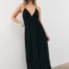 Langes Crêpe-Kleid mit Perlenverzierten Trägern Langes Crêpe-Kleid mit Perlenverzierten Trägern