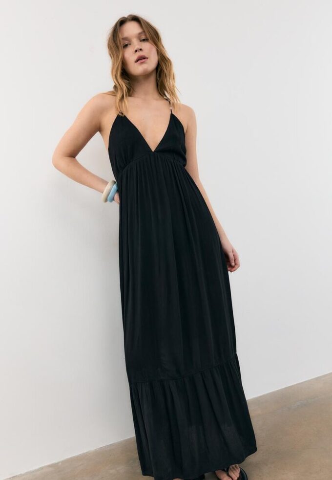 Langes Crêpe-Kleid mit Perlenverzierten Trägern Langes Crêpe-Kleid mit Perlenverzierten Trägern