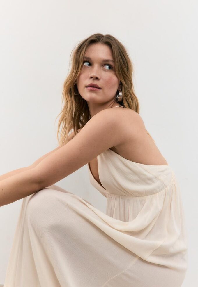Langes Crêpe-Kleid mit Perlenverzierten Trägern