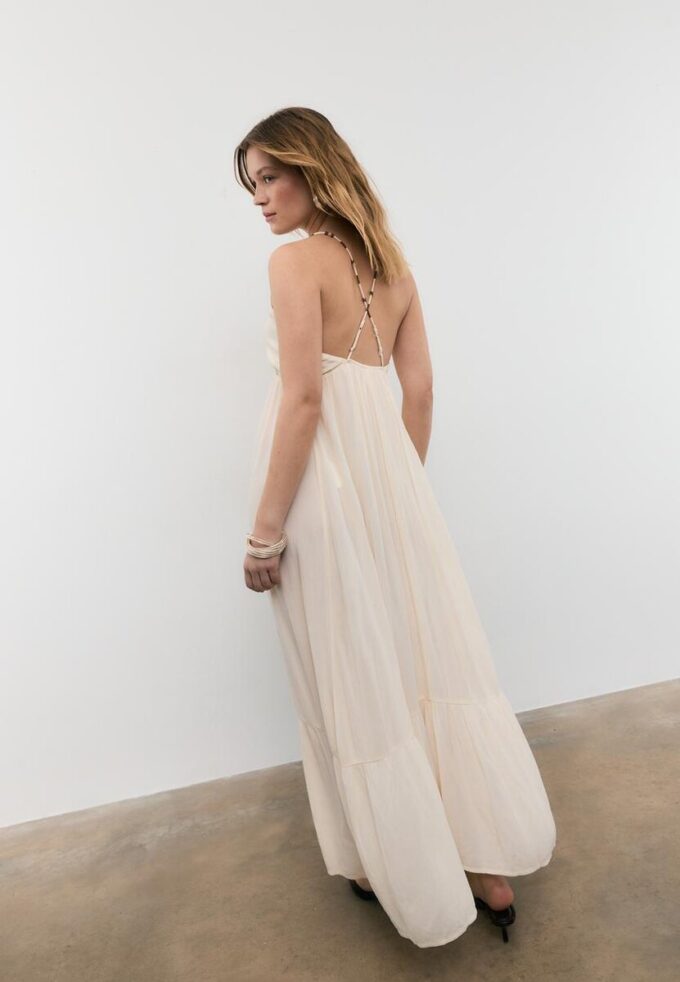 Langes Crêpe-Kleid mit Perlenverzierten Trägern