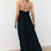 Langes Crêpe-Kleid mit Perlenverzierten Trägern Langes Crêpe-Kleid mit Perlenverzierten Trägern