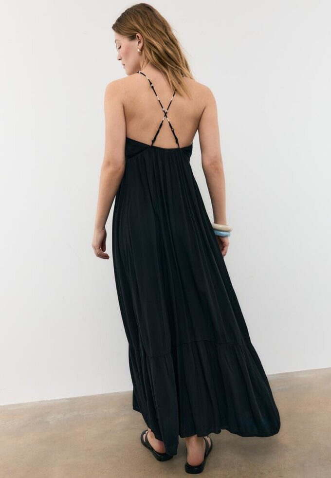 Langes Crêpe-Kleid mit Perlenverzierten Trägern Langes Crêpe-Kleid mit Perlenverzierten Trägern