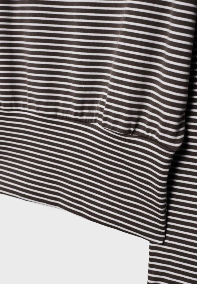 Langärmliges T-Shirt mit U-Boot-Ausschnitt und gestreifter Schärpe Langärmliges T-Shirt mit U-Boot-Ausschnitt und gestreifter Schärpe