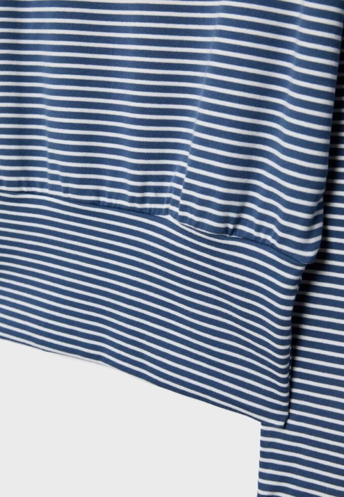 Langärmliges T-Shirt mit U-Boot-Ausschnitt und gestreifter Schärpe Langärmliges T-Shirt mit U-Boot-Ausschnitt und gestreifter Schärpe