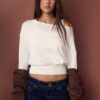 Langärmliges T-Shirt mit U-Boot-Ausschnitt und Kummerbund-Saum Langärmliges T-Shirt mit U-Boot-Ausschnitt und Kummerbund-Saum