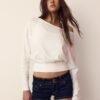 Langärmliges T-Shirt mit U-Boot-Ausschnitt und Kummerbund-Saum Langärmliges T-Shirt mit U-Boot-Ausschnitt und Kummerbund-Saum