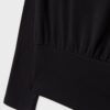 Langärmliges T-Shirt mit U-Boot-Ausschnitt und Kummerbund-Saum Langärmliges T-Shirt mit U-Boot-Ausschnitt und Kummerbund-Saum