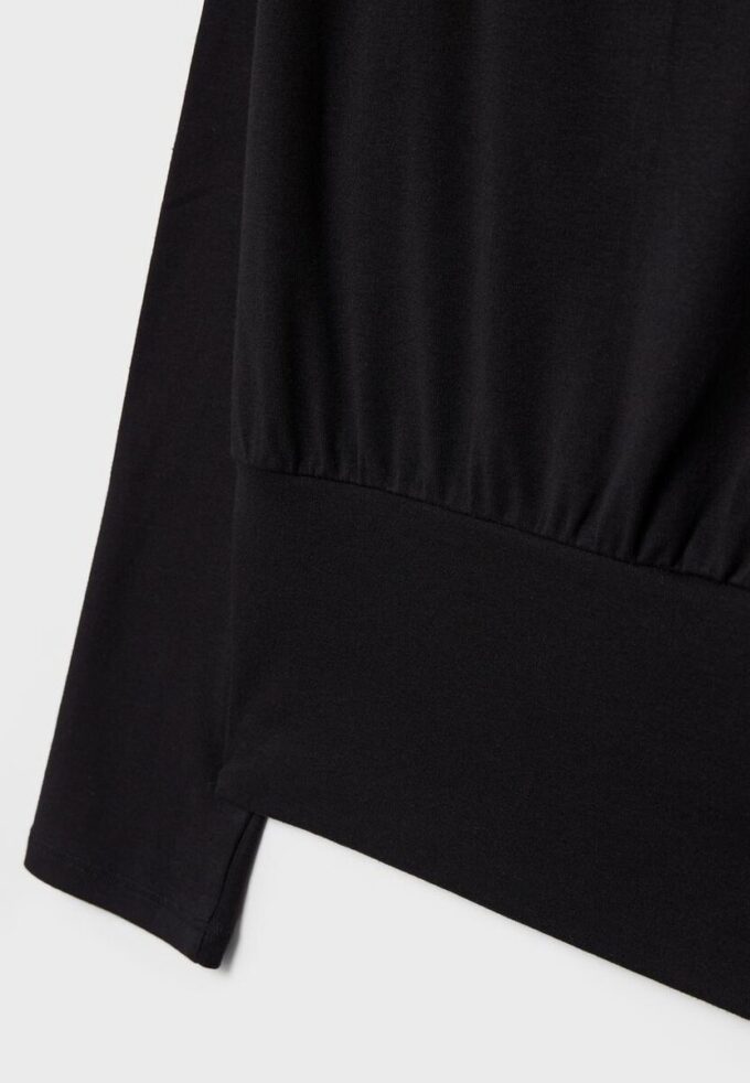 Langärmliges T-Shirt mit U-Boot-Ausschnitt und Kummerbund-Saum Langärmliges T-Shirt mit U-Boot-Ausschnitt und Kummerbund-Saum
