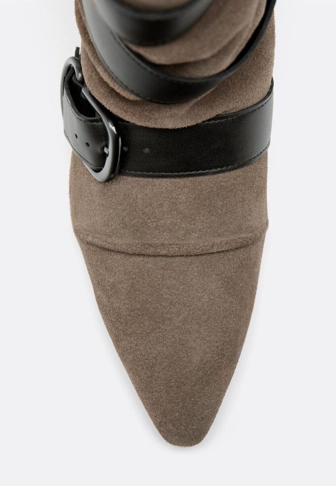 Leder-Stiefeletten mit Kitten-Heel und Gürtel