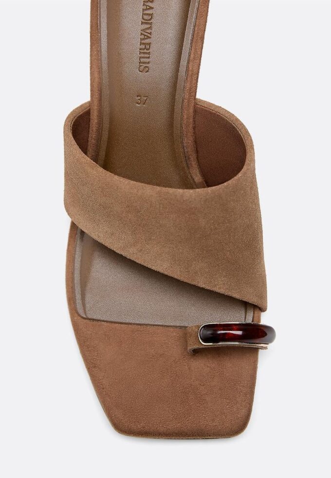 Ledersandaletten mit Kitten-Heel