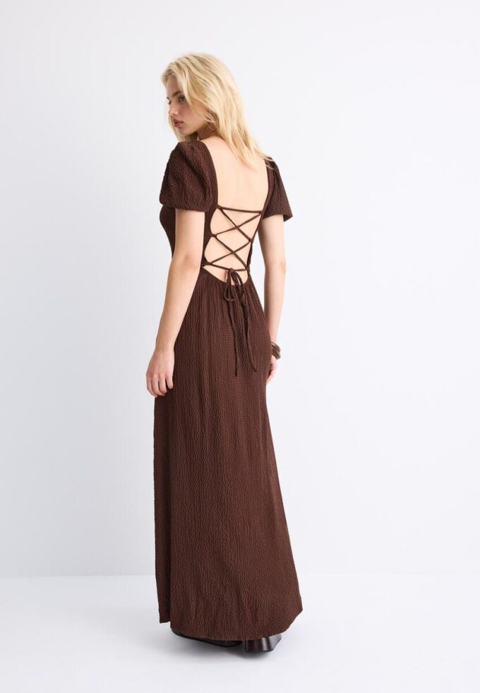 Lockeres Maxikleid mit gekreuztem Rücken