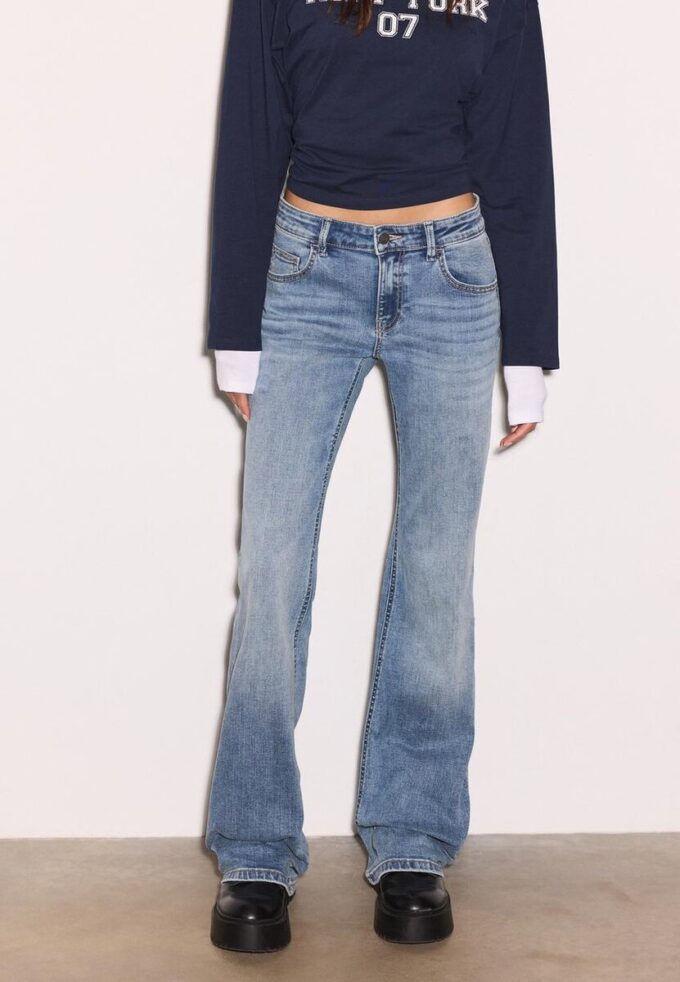Low-Rise-Jeans mit Schlag