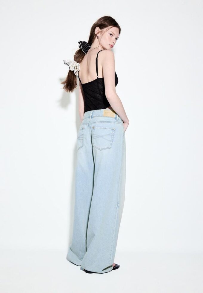 Low-Rise-Jeans mit zwei Knöpfen Low-Rise-Jeans mit zwei Knöpfen