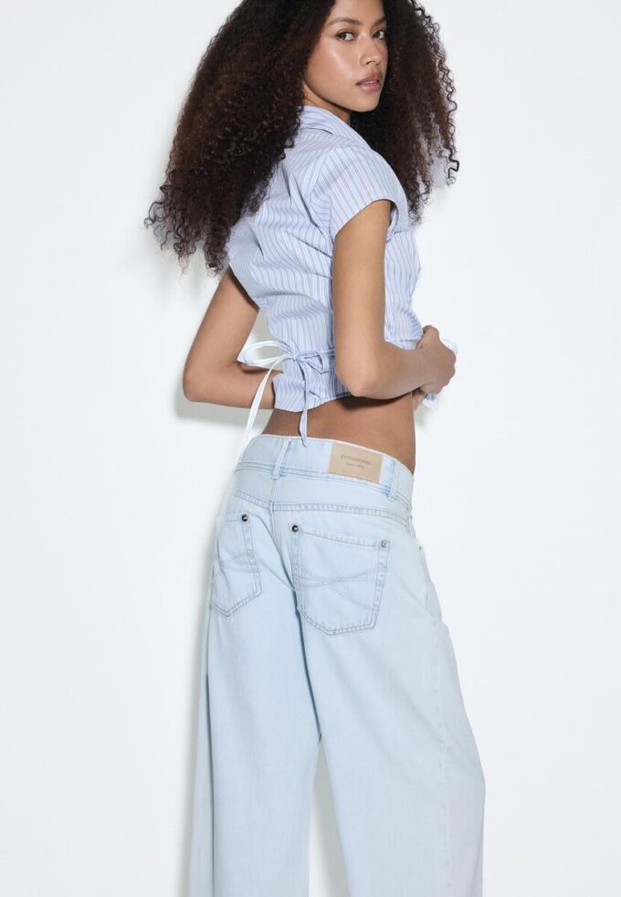 Low-Rise-Jeans mit zwei Knöpfen Low-Rise-Jeans mit zwei Knöpfen